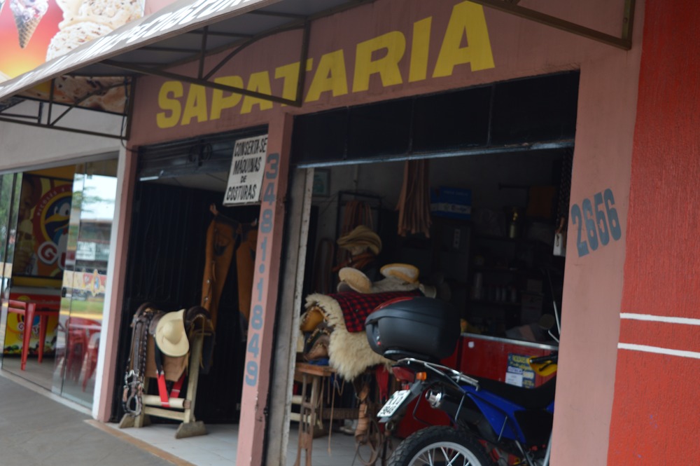 Sapateiro: um ofício em extinção A Selaria e Sapataria Santos fica localizada na avenida Pedro Manvailer / Foto: Moreira Produções
