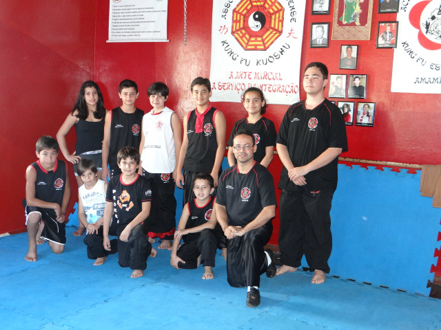 Turma da Escola de Lutas Marciais Dragões de Fogo  