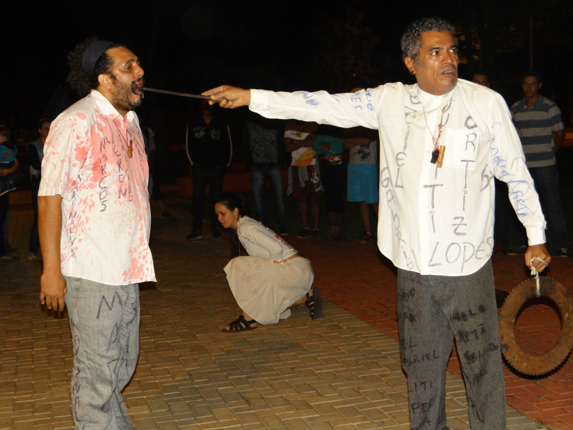 O teatro de rua Ferro em Brasa - realizado pelo grupo de teatro Maracangalha, de Campo Grande - tinha como tema a luta dos povos indígenas desde o descobrimento do Brasil até os dias atuais / Foto: Moreira Produções