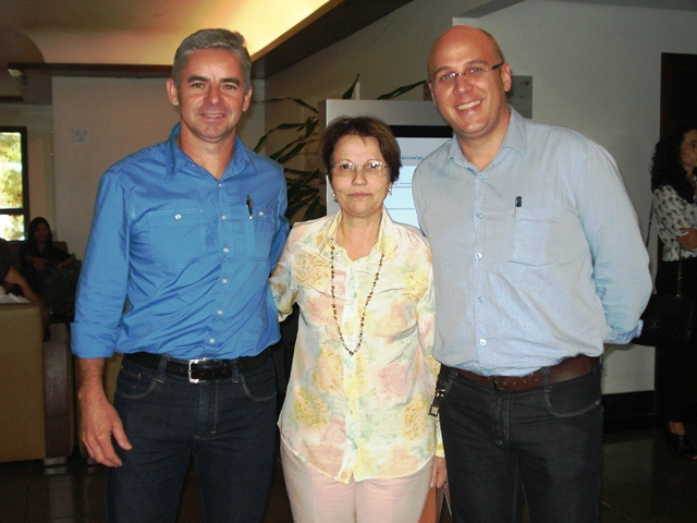 Incentivo à industrialização em Amambai é foco de gestão na capital de MS O secretário municipal de Indústria e Comércio, Rodrigo Selhorst, e o presidente da ACIA, Azor Cledeomar de Assis, reuniram-se com a secretária de Desenvolvimento Agrário, da Produção, da Indústria, do Comércio e do Turismo, Tereza Cristina Correa da Costa.