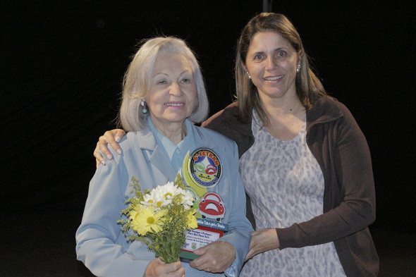 Professora Maria Silvia foi homenageada e recebeu o prêmio da diretora do Colégio Celq, Maria Helena Rozin Barbosa 