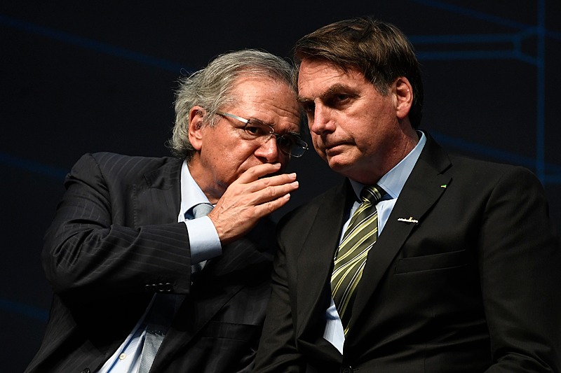Reforma deve cobrar mais impostos de ricos e menos de pobres, dizem economistas Paulo Guedes e Jair Bolsonaro nunca sinalizaram para a taxação de grandes fortunas - Mauro Pimentel / AFP