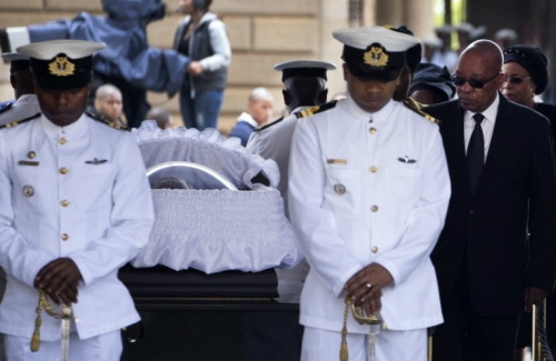 Penúltimo dia do velório de Mandela reúne milhares de pessoas Após o velório, o caixão retornou ao Hospital Militar para passar a noite