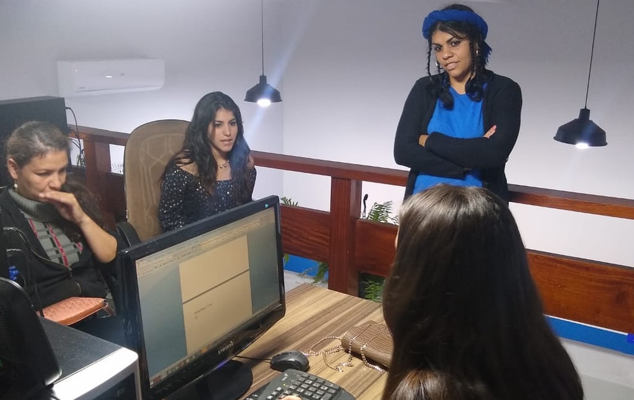 Imigrantes venezuelanas ensinam Espanhol e música em escolas de Dourados