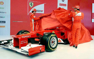 Com linhas retas e degrau no bico, Ferrari lança seu carro para 2012 Com linhas retas e degrau no bico, Ferrari lança seu carro para 2012