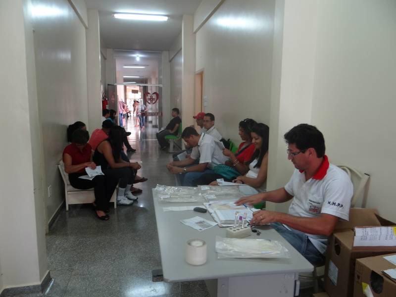 Voluntários participam da campanha de doação de sangue em Amambai Sete funcionários do Hemonúcleo realizam as coletas.