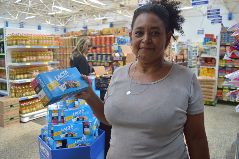 Dona Zelir Soares aderiu a ideia de comprar caixas de chocolate e economizou um bom dinheiro / Foto: Moreira Produções