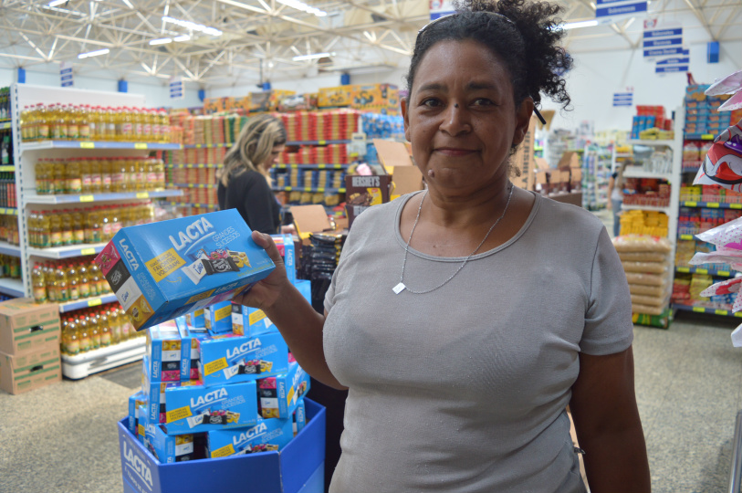 Páscoa: barra de chocolate pode custar até R$ 36,00 mais barato em Amambai Dona Zelir Soares aderiu a ideia de comprar caixas de chocolate e economizou um bom dinheiro / Foto: Moreira Produções