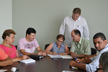 Apae, Lar do Idoso e Unificam assinam convênios com Prefeitura de Amambai Entidades filantrópicas se reuniram na manhã desta sexta-feira com o prefeito Sérgio Barbosa para assinatura de convênios. Lourdes Ciarinbi assina convênio com Lar do Idoso.