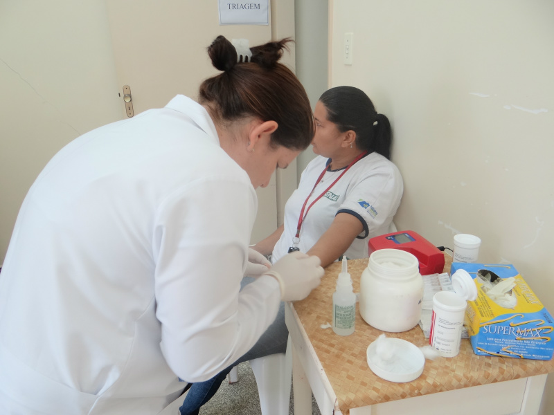 Voluntários participam da campanha de doação de sangue em Amambai Antes da doação, um exame de sangue é realizado para triagem.