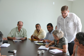 Apae, Lar do Idoso e Unificam assinam convênios com Prefeitura de Amambai A professora Cássia Meira respondeu pela Apae e pediu para que o prefeito se empenhe em trazer um médico neurologista para atendimento na cidade.