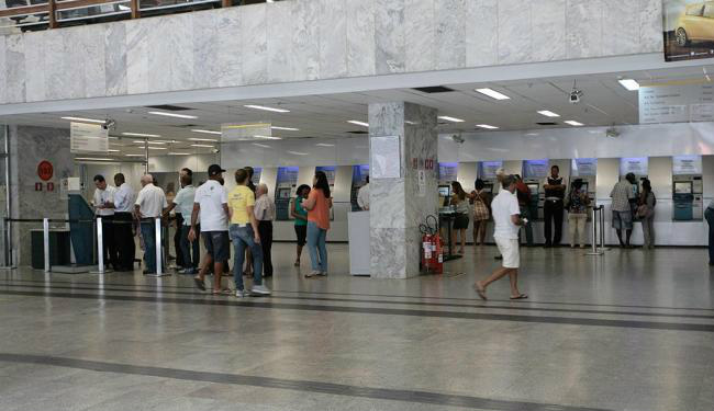 Bancos fecham 2,56 mil postos de trabalho de janeiro a abril Bancos fecham 2,56 mil postos de trabalho de janeiro a abril