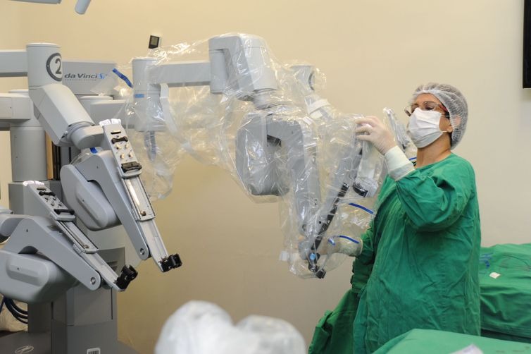 Robô Da Vinci auxilia em cirurgias no Inca - Inca