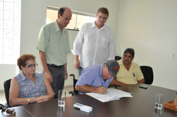 Apae, Lar do Idoso e Unificam assinam convênios com Prefeitura de Amambai Presidente da Unificam, Arnóbio Nunes de Araújo, assina o convênio para o repasse dos recursos