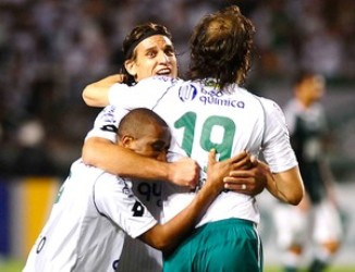 Goiás e Independiente iniciam final inédita de olho na taça redentora Goiás e Independiente iniciam final inédita de olho na taça redentora
