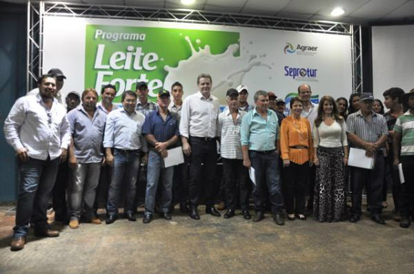 Incentivo à industrialização em Amambai é foco de gestão na capital de MS Uma caravana de produtores de leite de Amambai na abertura oficial do Encontro Regional de Arranjos Produtivos Locais (APLs) do Leite da região central e da fronteira de Mato Grosso do Sul.