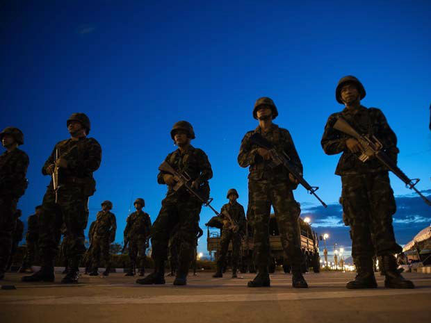 Militares da Tailândia prendem ex-primeira-ministra
