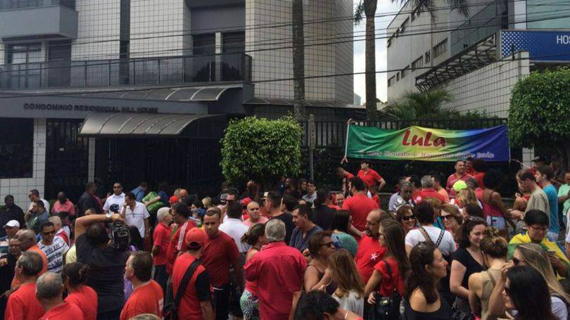 Militantes fazem vigília em frente ao prédio de Lula em São Bernardo do Campo Militantes fazem vigília em frente ao prédio de Lula em São Bernardo do Campo