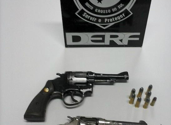 Na residência foram apreendidas duas armas que estavam no interior de uma gaveta no quarto