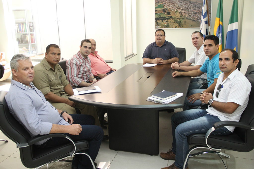 Durante reunião com o prefeito Dr. Bandeira, representantes de Coronel Sapucaia falaram sobre interesse de copiar modelo de combate a dengue implantado em Amambai / Foto: Decom
