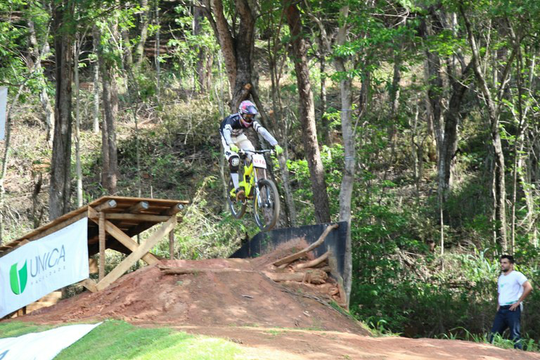 Brasileira leva ouro na descida das escadas de Santos 2017 O evento é promovido e realizado com o apoio da Lei de Incentivo ao EsporteFoto: Divulgação