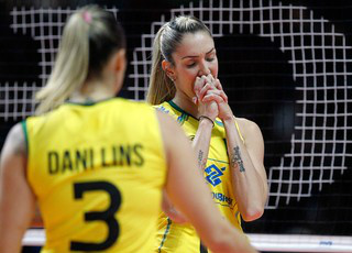 Brasil perde e fica fora da final do Mundial de Vôlei Thaisa lamenta erro na derrota do Brasil para os EUA na semifinal em Milão (Foto: AP)