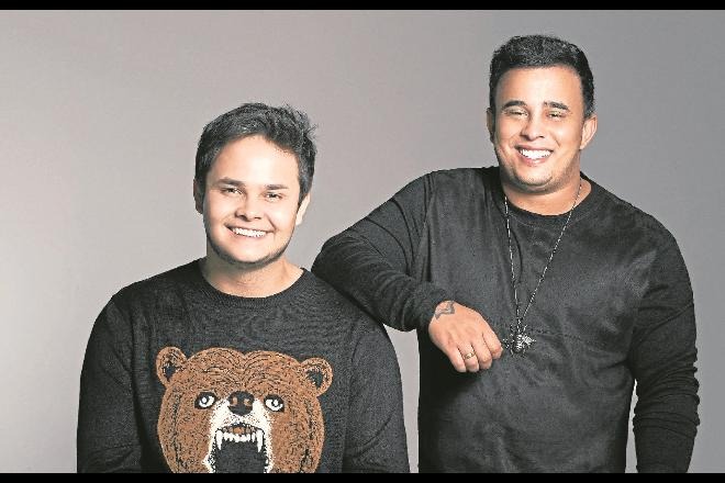 Dupla sertaneja Mateus e Kauan realiza uma live no sábado, no YouTube; a programação deste fim de semana tem diversas atrações, como a apresentação da cantora Karina Marques, pelo Sesc de MS - Foto: Divulgação