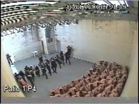 Foto: ReproduçãoImagem congelada do vídeo mostra um dos detentos sendo arrastado por agente do Deap