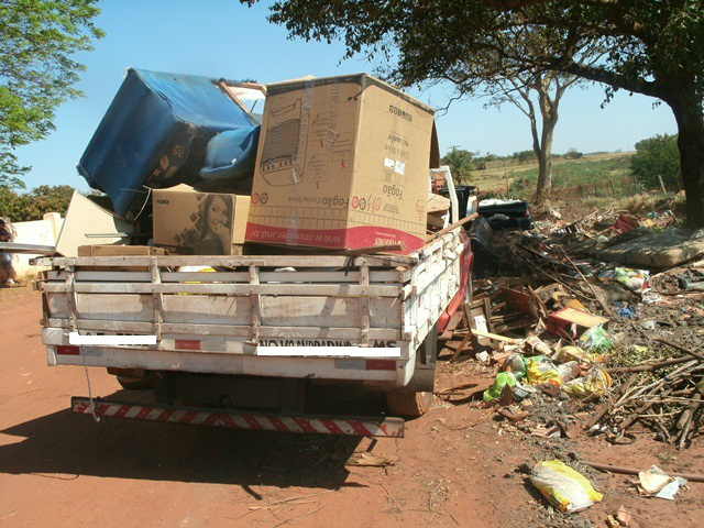 Polícia Militar Ambiental autua dois por lançamento de lixo em via pública