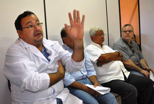 Secretaria de Saúde e equipe médica debatem a atenção básica da saúde de Amambai O vice-prefeito e médico, Edinaldo Bandeira, durante reunião com equipe de Saúde de Amambai.