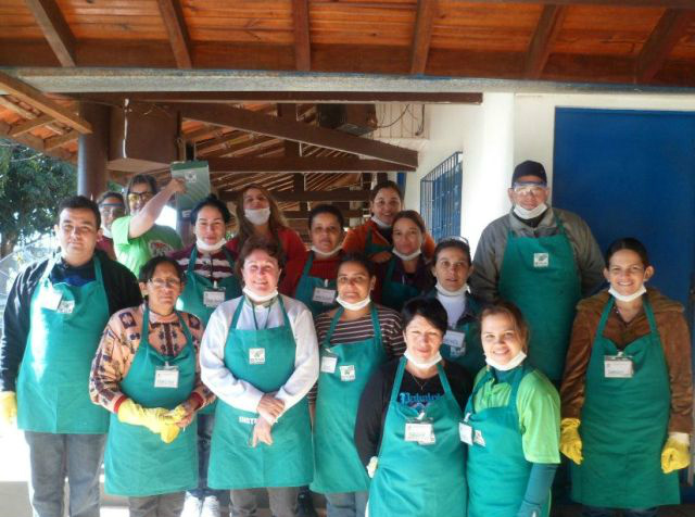 A turma de servidores que participou do curso.