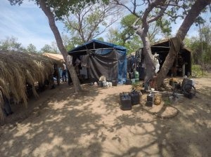 Grupo resgatado em fazenda estava há 2 meses em alojamentos precários Barracos onde trabalhadores dormiam (Foto: MPT/Divulgação)