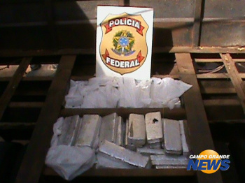 Droga estava escondida entre os eixos das carretas.Foto: Divulgação