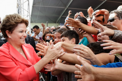 Dilma promete ampliar atendimento com médicos especialistas Presidenta Dilma Rousseff (PT) cumprimenta populares em Minas Gerais / Foto: Divulgação