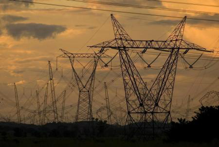 Leilão de transmissão de energia tem 7 proponentes aptos a participar Vista de torres e linhas de alta tensão que transmitem eletricidade através do Pará, perto de Marabá.