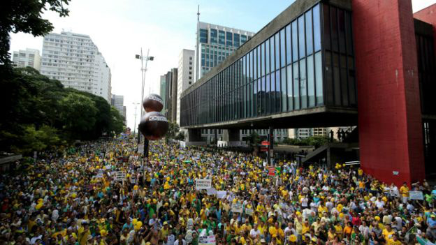 Brasil não tem oposição coesa para aproveitar fraqueza de Dilma, diz filósofo Filósofo teme acirramento da disputa nas ruas