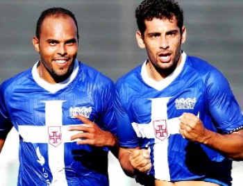 Alecsandro e Diego Souza comemoram o primeiro gol do Vasco na vitória sobre o Friburguense