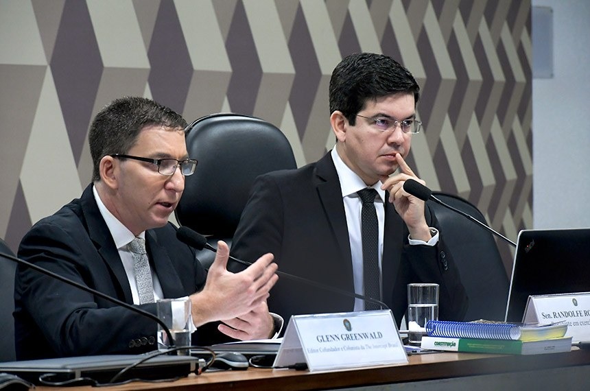 Greenwald diz que Moro finge amnésia e que não entregará material a autoridades O jornalista Glenn Greenwald, do site The Intercept Brasil, e o senador Randolfe Rodrigues, que propôs a audiência / Foto:Waldemir Barreto/Agência Senado