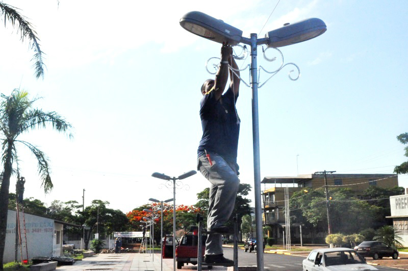 Natal de Luzes é inaugurado hoje (12) em Amambai A equipe de servidores da Prefeitura de Amambai tem trabalhado arduamente no projeto de decoração de natal.