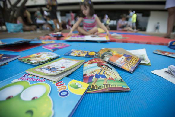 Feira de troca de livros e outras atrações marcam Dia da Criança em Brasília Feira de troca de livros infantis no Centro Cultural Banco do Brasil no Dia das Crianças (Foto: Marcelo Camargo/Agência Brasil)Marcelo Camargo/Agência Brasil