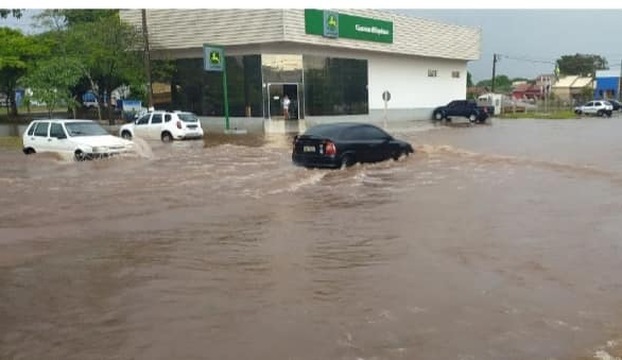 Após chuva e alagamento, motoristas perdem placas de veículos em Amambai Avenida Nicolau Otaño ficou alagada / Foto: Divulgação - Facebook