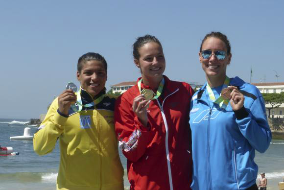 Pódio da maratona aquática: a brasileira Ana Marcela Cunha conquistou a medalha de prata, a atleta da Grã Bretanha, Anne Payne, ficou com a medalha de ouro e a nadadora alemã Isabelle Harle ficou com o bronzeCristina Indio do Brasil. / Foto: Reprodução da Internet 
