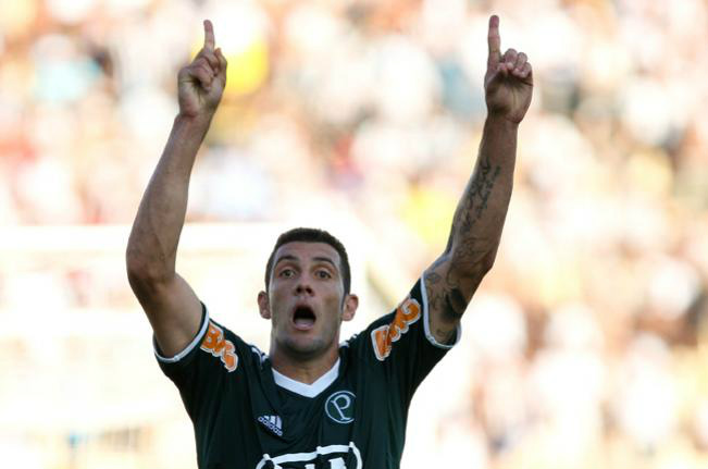 Palmeiras amplia tabu e vira, aos 45, em 2 a 1 sobre o Santos