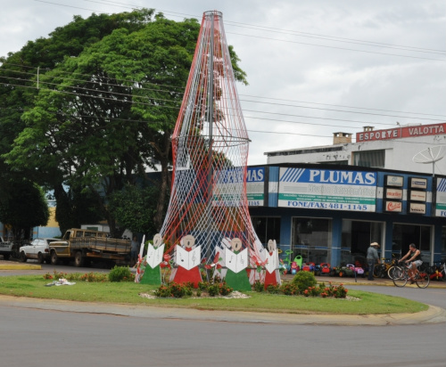 Em vários pontos da cidade, a Prefeitura esta preparando as decorações para as festividades de Natal.