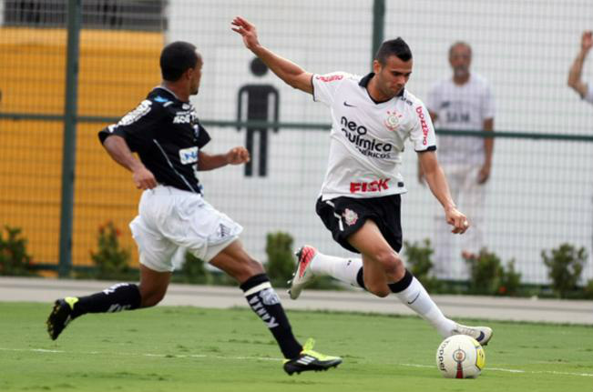 Corinthians só empata com Bragantino e perde a liderança