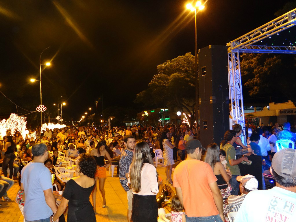 Natal de Luzes de Amambai reabre praça Cel. Valêncio de Brum A decoração foi produzida no Parque de Obras da cidade e a instalação das luzes e esculturas também foi realizada nas ruas de Amambai.