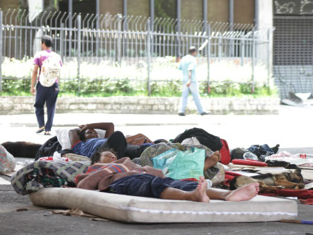 São Paulo usa prisão provisória para “controle” da população de rua Moradores do Minhocão, em SP. (Daia Oliver/R7)