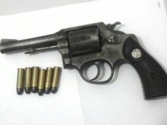 Arma foi apreendida junto com moto furtada / Foto: Assessoria