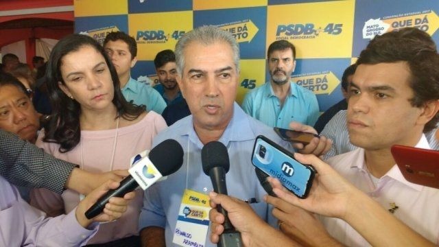 De olho no segundo turno, alto tucanato trata prisão de André com cautela Reinaldo durante entrevista, sendo observado por Beto Pereira (Foto: Divulgação)