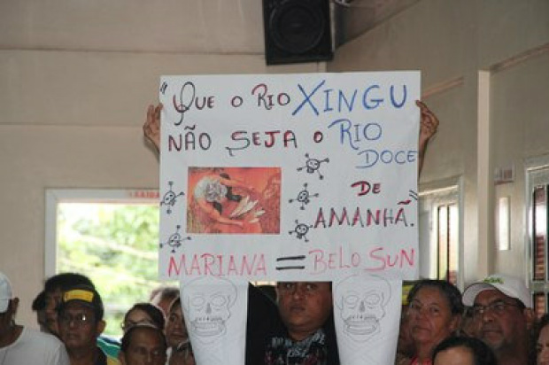 Durante audiência pública em Altamira moradores da Volta Grande do Xingu protestam contra a mineradora / MPF / Divulgação
